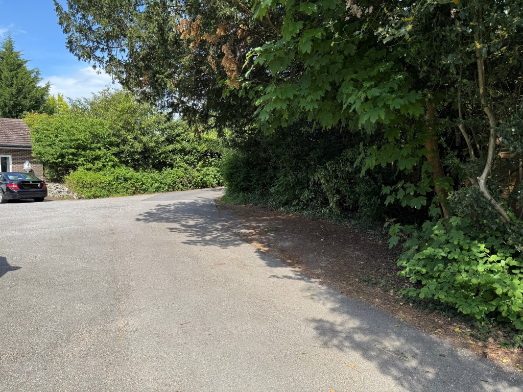 Lot: 20 - DRIVEWAY AND LAND WITH PARKING AND ACCESS - Parking area on right of driveway